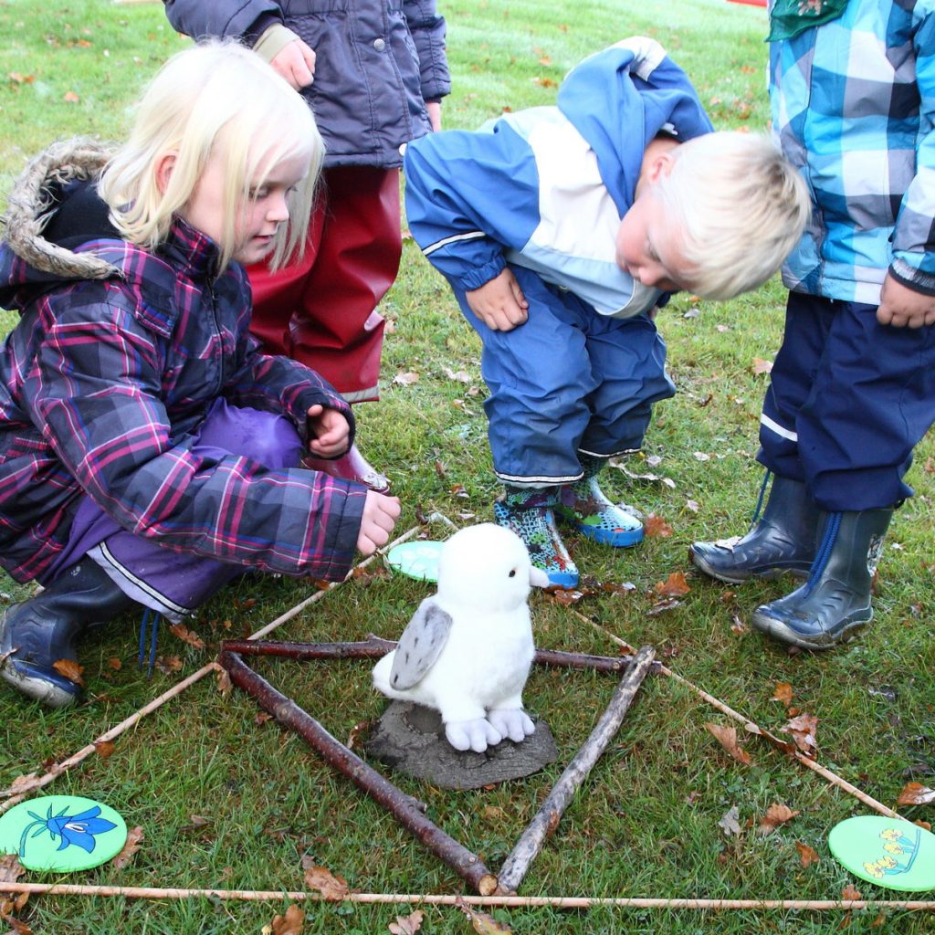 Eule Silberfeder kommt herbei und legt mit unserer Hilfe ein schönes Beet an.
